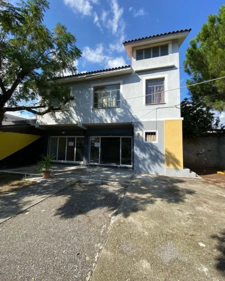 Elbasan, jepet me qera zyre Kati 0, 210 m² 700 € (Prane Universitetit ALEKSANDE XHUVANI)