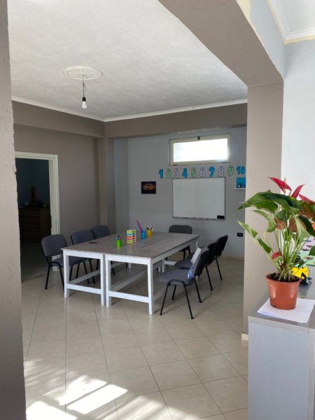 Elbasan, jepet me qera zyre Kati 0, 210 m² 700 € (Prane Universitetit ALEKSANDE XHUVANI)