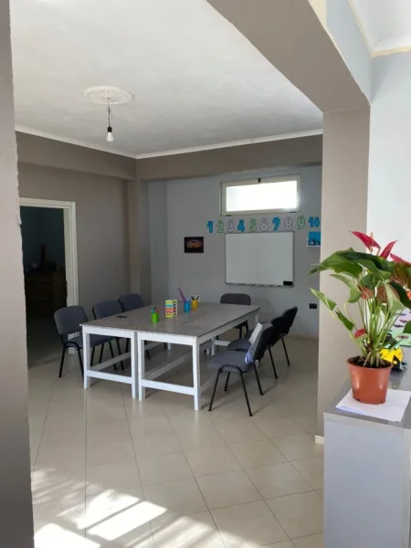 Elbasan, jepet me qera zyre Kati 0, 210 m² 700 € (Prane Universitetit ALEKSANDE XHUVANI)