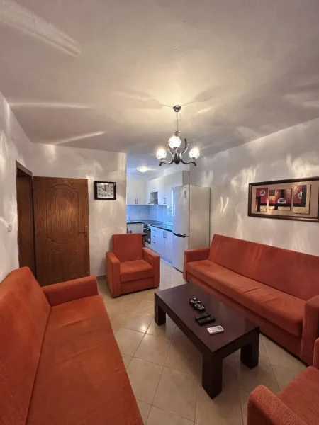 Tirane, jepet me qera apartament 1+1 Kati 4, 330 € (Kombinat)
