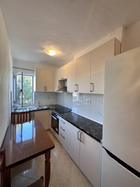 Tirane, jepet me qera apartament 1+1 Kati 4, 330 € (Kombinat)