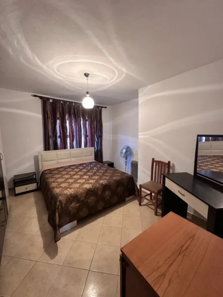 Tirane, jepet me qera apartament 1+1 Kati 4, 330 € (Kombinat)