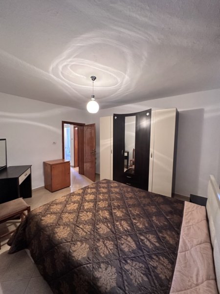 Tirane, jepet me qera apartament 1+1 Kati 4, 330 € (Kombinat)