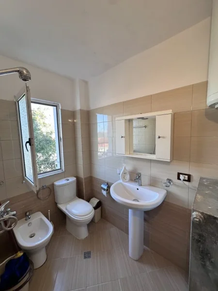 Tirane, jepet me qera apartament 1+1 Kati 4, 330 € (Kombinat)