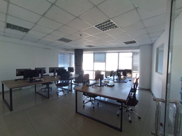 Tirane, jepet me qera ambjent biznesi Kati 10, 240 m² 2.500 € (Tek Selvia)