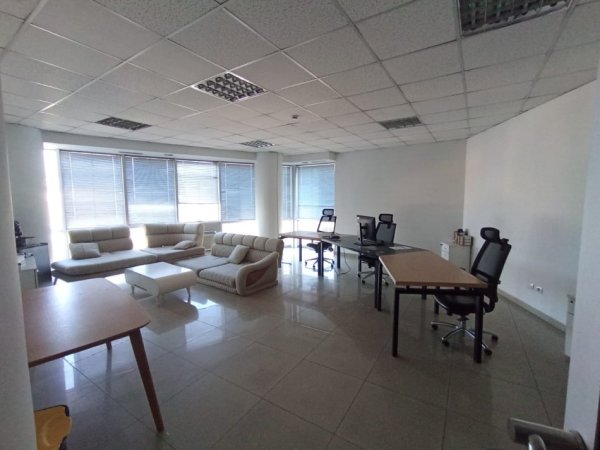Tirane, jepet me qera ambjent biznesi Kati 10, 240 m² 2.500 € (Tek Selvia)