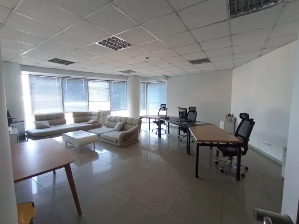 Tirane, jepet me qera ambjent biznesi Kati 10, 240 m² 2.500 € (Tek Selvia)