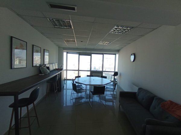 Tirane, jepet me qera ambjent biznesi Kati 10, 240 m² 2.500 € (Tek Selvia)