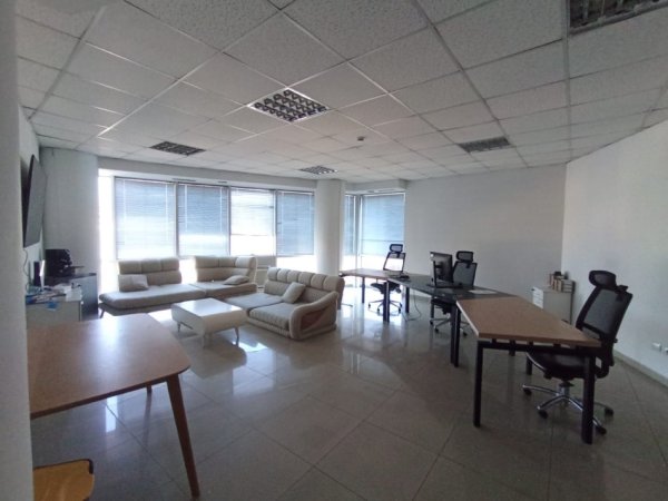Tirane, jepet me qera ambjent biznesi Kati 10, 240 m² 2.500 € (Tek Selvia, rruga e Dibres)