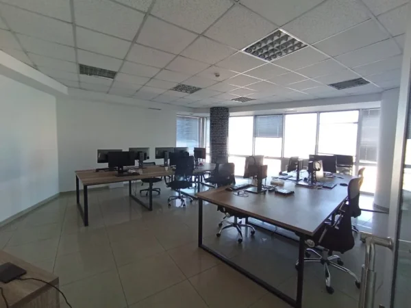 Tirane, jepet me qera ambjent biznesi Kati 10, 240 m² 2.500 € (Tek Selvia, Rruga e Dibres)