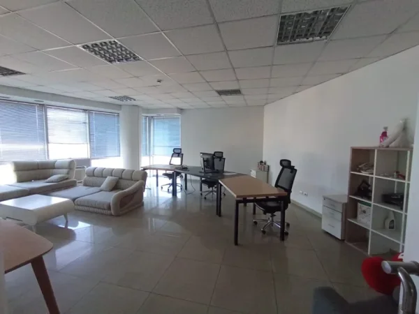 Tirane, jepet me qera ambjent biznesi Kati 10, 240 m² 2.500 € (Tek Selvia, Rruga e Dibres)