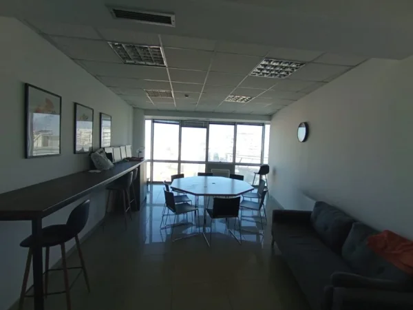 Tirane, jepet me qera ambjent biznesi Kati 10, 240 m² 2.500 € (Tek Selvia, Rruga e Dibres)