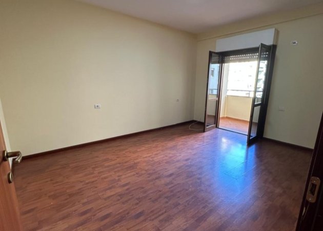Tirane, jepet me qera apartament 2+1+Ballkon Kati 4, 118 m² 700 € (Komuna e Parisit)