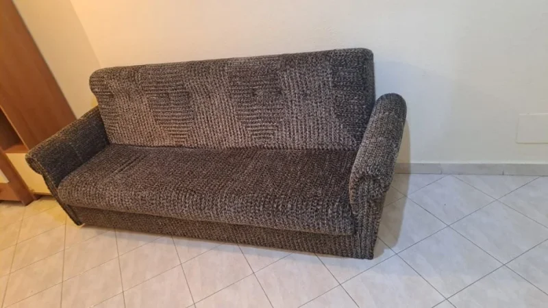 Tirane, shes 3 mobilje per ambjent ndenjie. 1 €