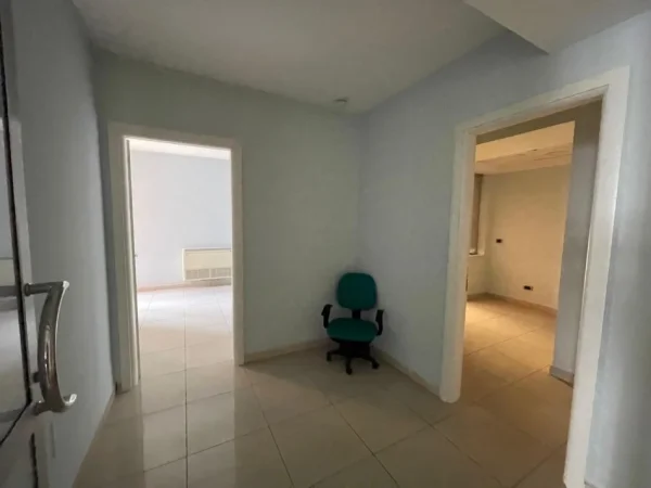 Tirane, shitet ambjent biznesi Kati 1, 300 m² 660.000 € (Komuna Parisit)