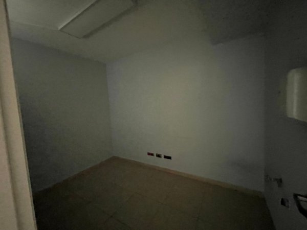 Tirane, shitet ambjent biznesi Kati 1, 300 m² 660.000 € (Komuna Parisit)