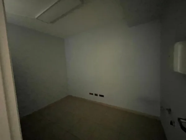 Tirane, shitet ambjent biznesi Kati 1, 300 m² 660.000 € (Komuna Parisit)