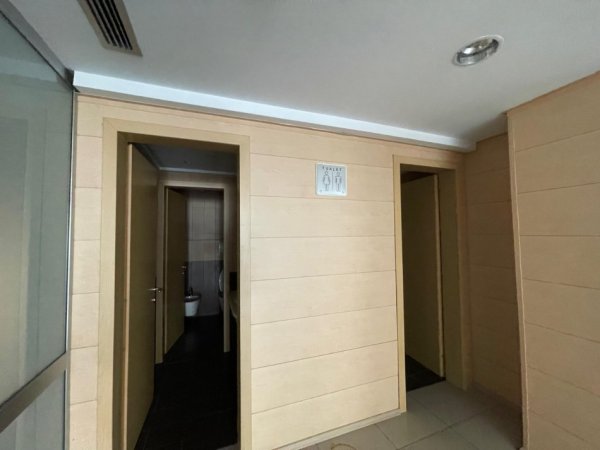 Tirane, shitet ambjent biznesi Kati 1, 300 m² 660.000 € (Komuna Parisit)