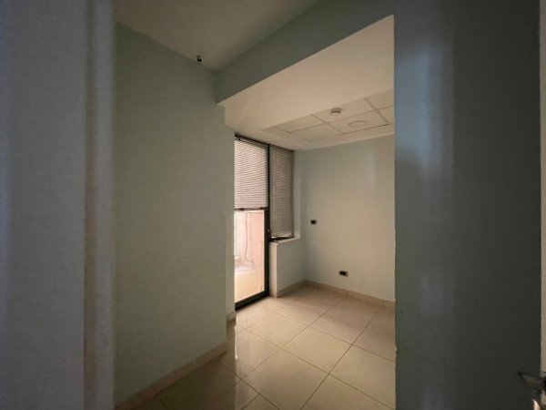 Tirane, shitet ambjent biznesi Kati 1, 300 m² 660.000 € (Komuna Parisit)