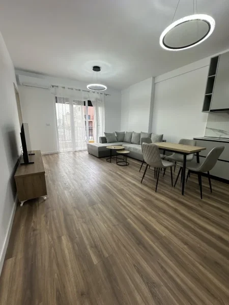 Tirane, jepet me qera apartament 2+1+Ballkon Kati 3, 850 € (Rr. Qemal Stafa)