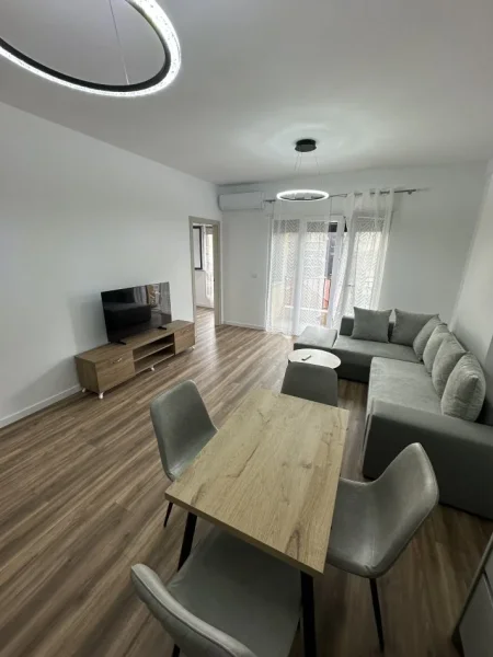 Tirane, jepet me qera apartament 2+1+Ballkon Kati 3, 850 € (Rr. Qemal Stafa)