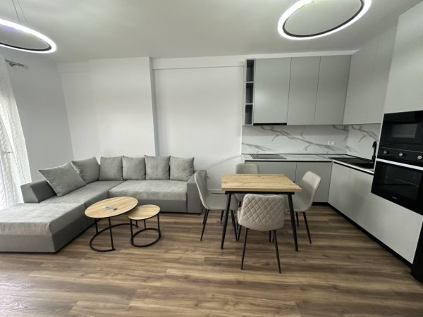 Tirane, jepet me qera apartament 2+1+Ballkon Kati 3, 850 € (Rr. Qemal Stafa)