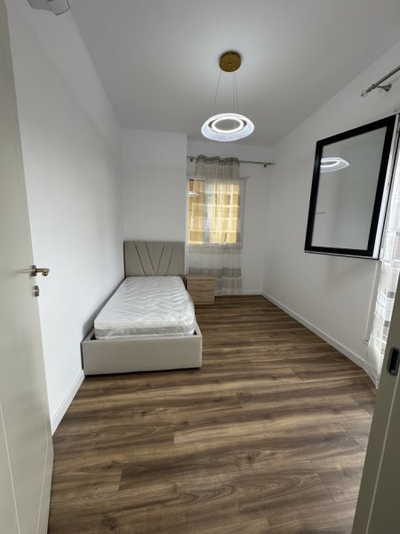 Tirane, jepet me qera apartament 2+1+Ballkon Kati 3, 850 € (Rr. Qemal Stafa)