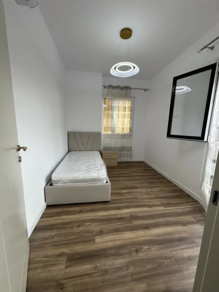 Tirane, jepet me qera apartament 2+1+Ballkon Kati 3, 850 € (Rr. Qemal Stafa)