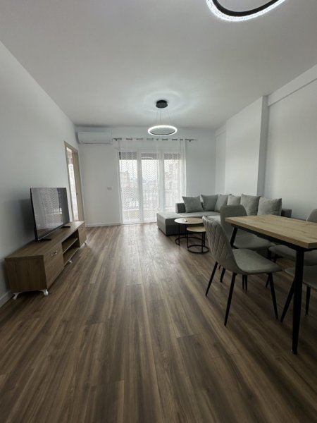 Tirane, jepet me qera apartament 2+1+Ballkon Kati 3, 850 € (Rr. Qemal Stafa)