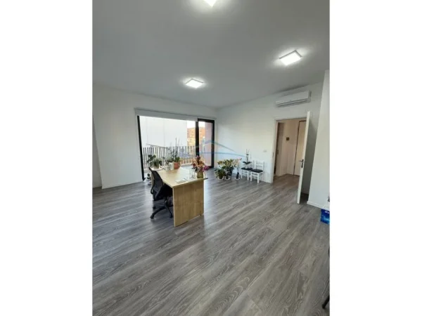 Tirane, shitet apartament 1+1+Ballkon Kati 2, 77 m² 198.000 € (Rruga Qemal Stafa)