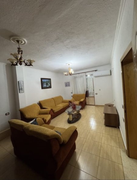 Tirane, jepet me qera apartament 2+1 Kati 2, 450 € 