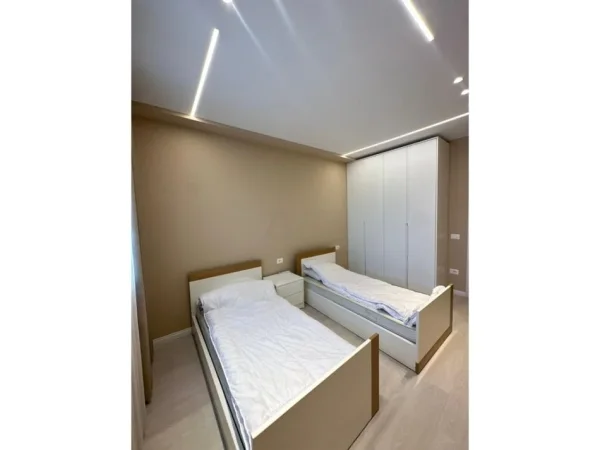 Tirane, jepet me qira apartament 2+1+Ballkon , 117 m² (astir)