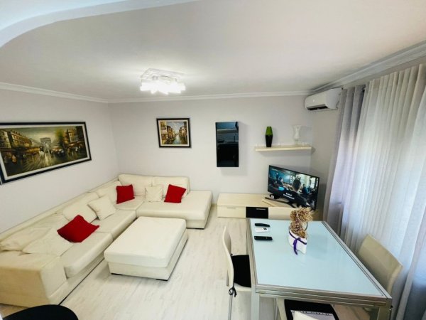 Jepet me Qira Apartament 2+1 Pranë Gardës ne Bllok,  850 Euro