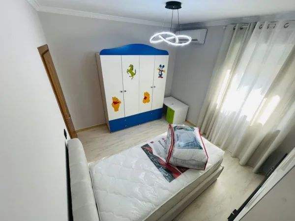 Jepet me Qira Apartament 2+1 Pranë Gardës ne Bllok,  850 Euro