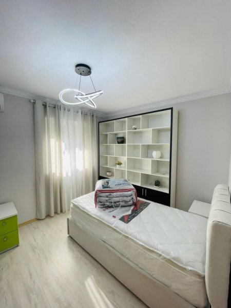 Jepet me Qira Apartament 2+1 Pranë Gardës ne Bllok,  850 Euro