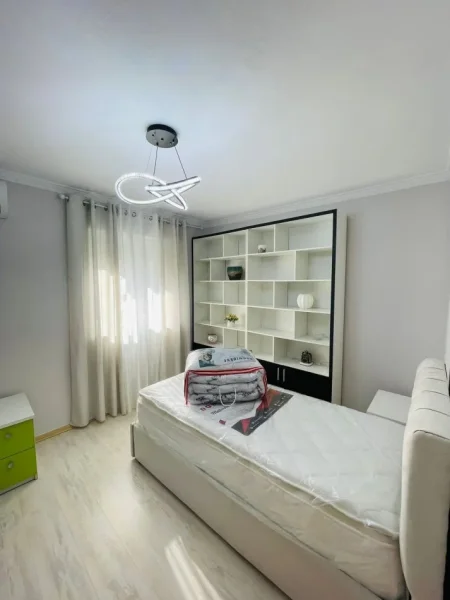 Jepet me Qira Apartament 2+1 Pranë Gardës ne Bllok,  850 Euro