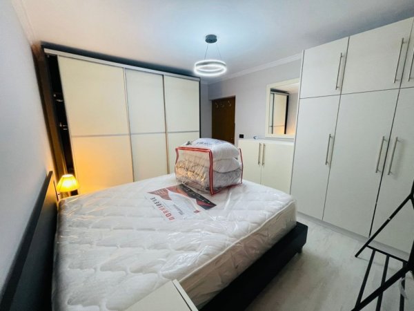 Jepet me Qira Apartament 2+1 Pranë Gardës ne Bllok,  850 Euro