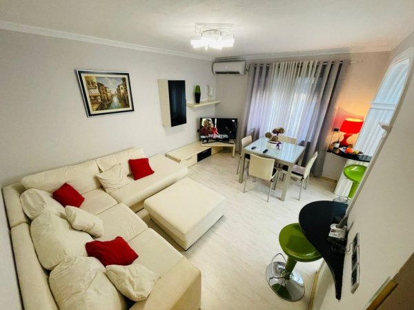 Jepet me Qira Apartament 2+1 Pranë Gardës ne Bllok,  850 Euro