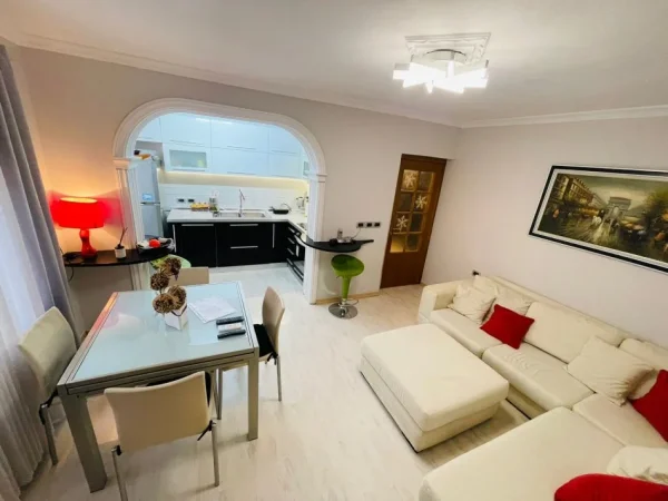 Jepet me Qira Apartament 2+1 Pranë Gardës ne Bllok,  850 Euro