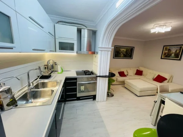 Jepet me Qira Apartament 2+1 Pranë Gardës ne Bllok,  850 Euro