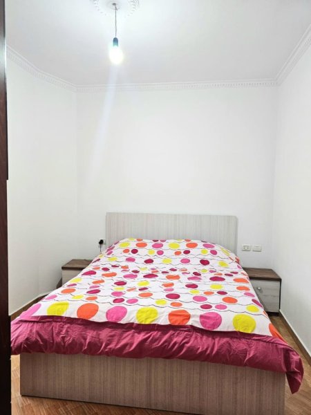Tirane, jepet me qera apartament 2+1, 40.000 Leke/Muaj, Kati i 5, me ashensor, (Fresk)