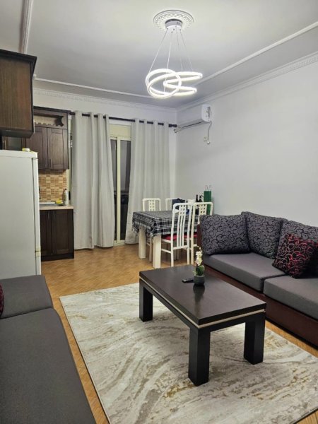 Tirane, jepet me qera apartament 2+1, 40.000 Leke/Muaj, Kati i 5, me ashensor, (Fresk)