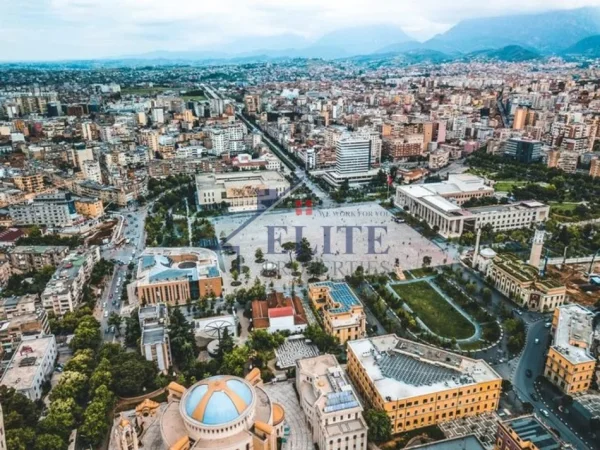 Tirane, jepet me qera dyqan Kati 0, 91 m² 3.300 € (Qender)