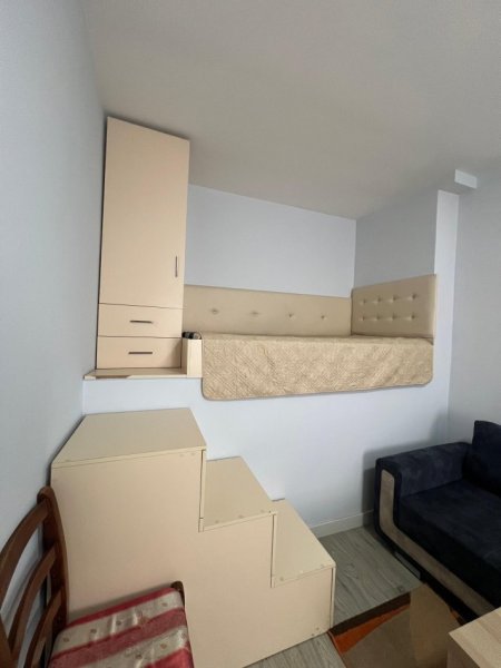 Tirane, Jepet me qera Garsoniere, Kati i 3 ne vile private, 25.000 Leke/Muaj, Rruga Dritan Hoxha, prane Ish Fushes se Aviacionit *VETEM PER 1 VAJZE*