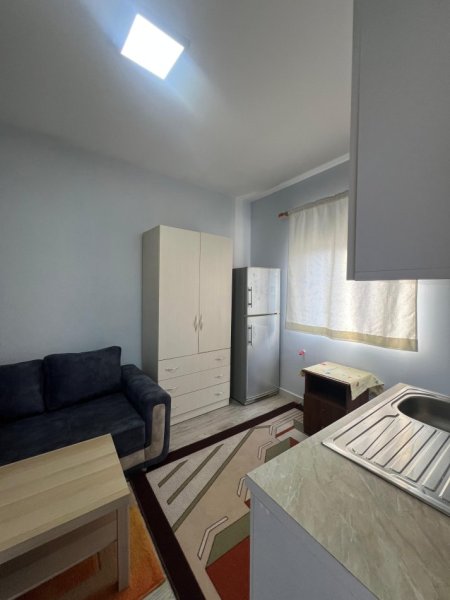 Tirane, Jepet me qera Garsoniere, Kati i 3 ne vile private, 25.000 Leke/Muaj, Rruga Dritan Hoxha, prane Ish Fushes se Aviacionit *VETEM PER 1 VAJZE*