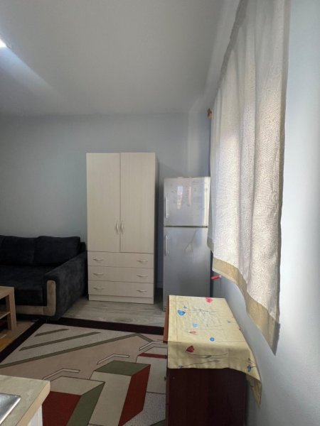 Tirane, Jepet me qera Garsoniere, Kati i 3 ne vile private, 25.000 Leke/Muaj, Rruga Dritan Hoxha, prane Ish Fushes se Aviacionit *VETEM PER 1 VAJZE*