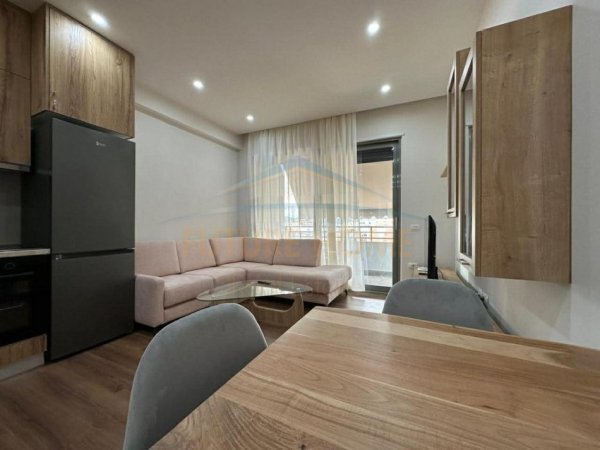 Tirane, jepet me qera 1+1+Ballkon Kati 6, 68 m² 850 € (Rruga Ali Pashë Gucia, Pazari i Ri)