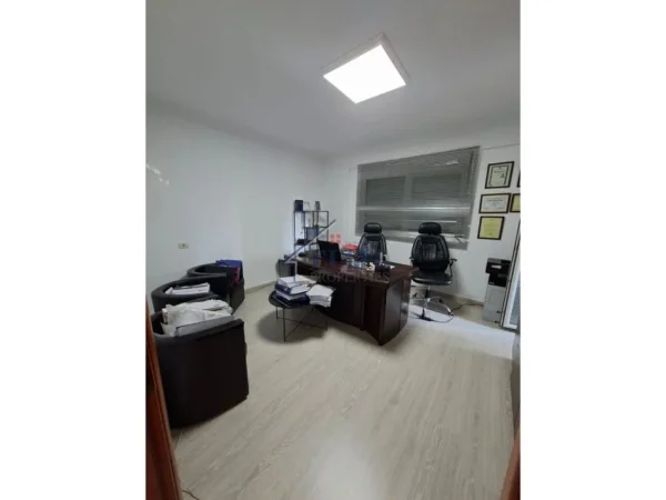 Tirane, jepet me qera zyre Kati 2, 105 m² 749 € (Ish Ekspozita)