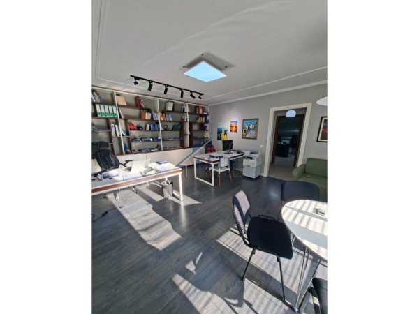 Tirane, jepet me qera zyre Kati 2, 105 m² 749 € (Ish Ekspozita)