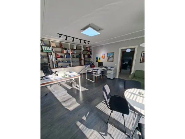 Tirane, jepet me qera zyre Kati 2, 105 m² 749 € (Ish Ekspozita)